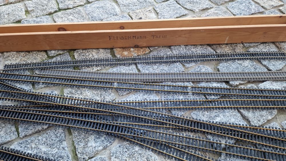 Cocheira antiga  envelhecida e giratoria electrica.