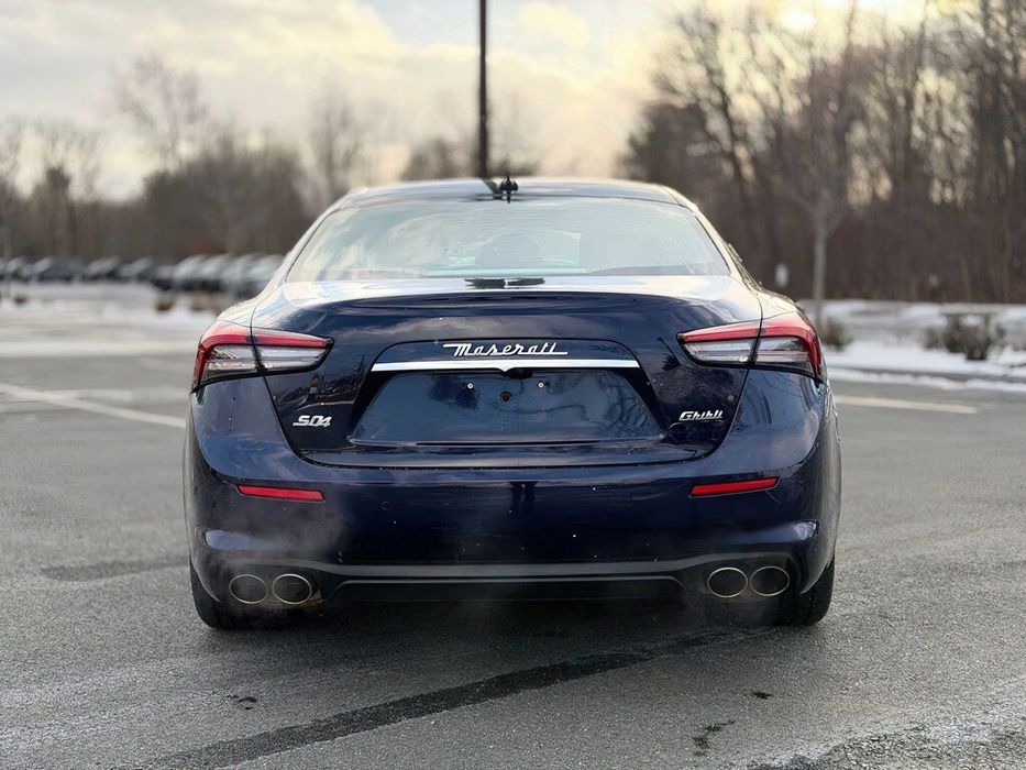 Maserati Ghibli      2021