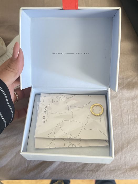 Conjunto de 2 anéis dourados NOVOS com CAIXA e FATURA