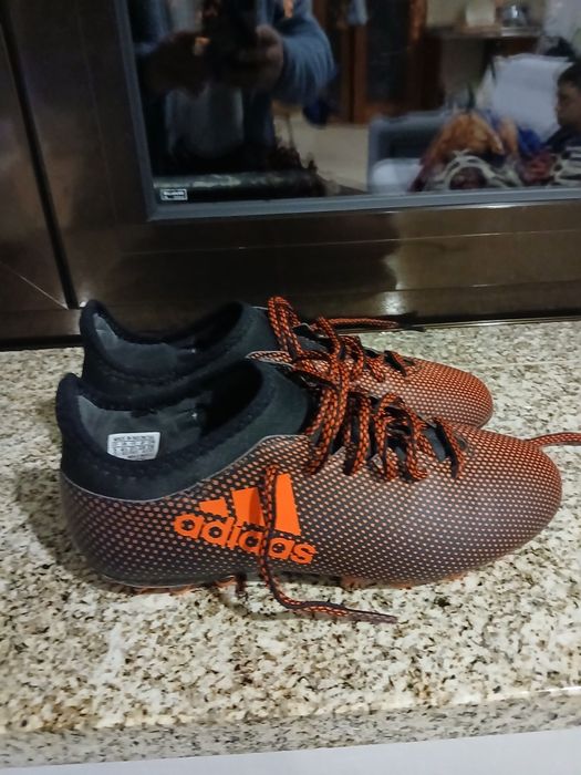 2 pares de chuteiras uma adidas outra  puma
