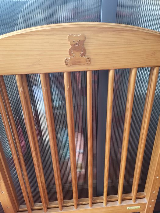 Cama de madeira de bebé com colchão