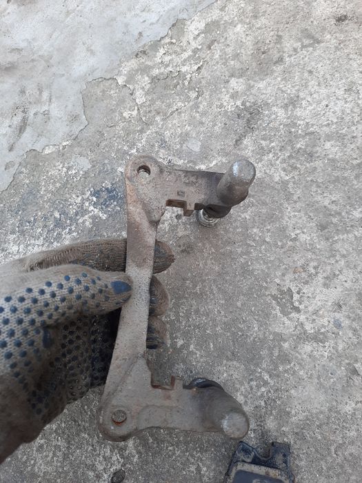 Продам рамку(скобу )заднего суппорта на Mitsubishi Grandis