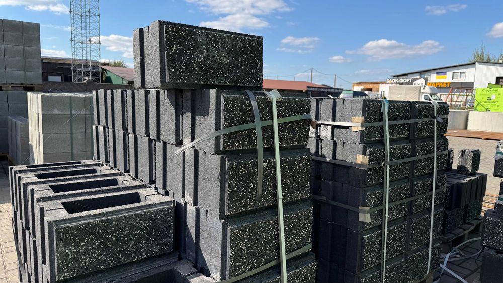 Блок Парканий.  Блоки колоті чорні в крапочку. Забор. Паркан. Блок Відсів стіновий. Опалубка. Паркан. Бруківка. Кільця Бетонні Виробник.