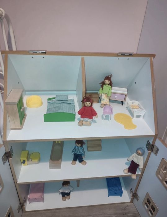 Drewniany domek dla lalek z mebelkami i lalkami – duży, otwierany