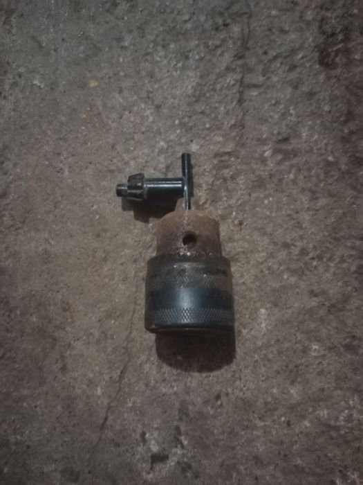 Uchwyt wiertarski z czasów PRL.