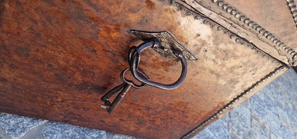 Baú  ou arca couro muito antiga restaurada.