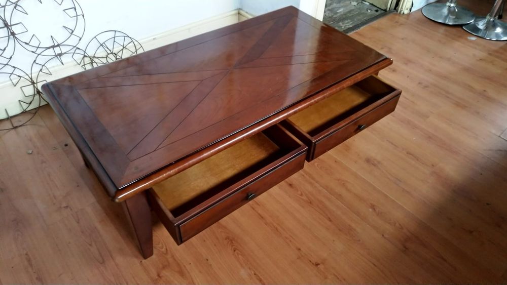 Mesa de centro em madeira com gavetas duplas