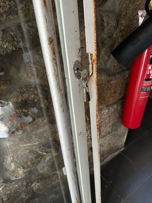 Porta montra em ferro