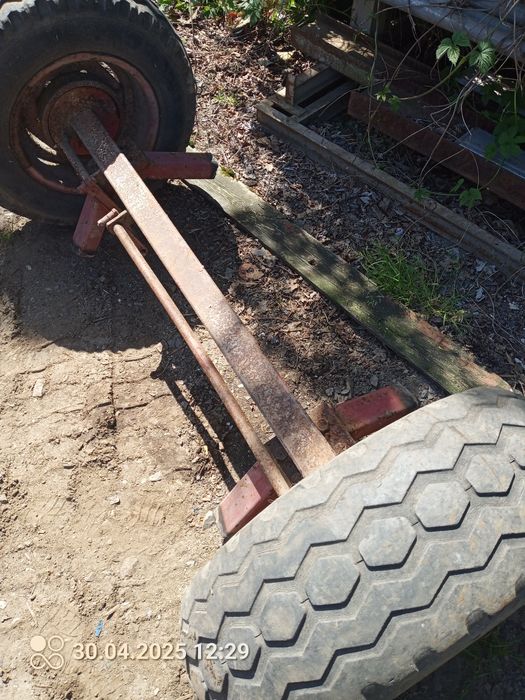 Oś z kolami pod wywrot