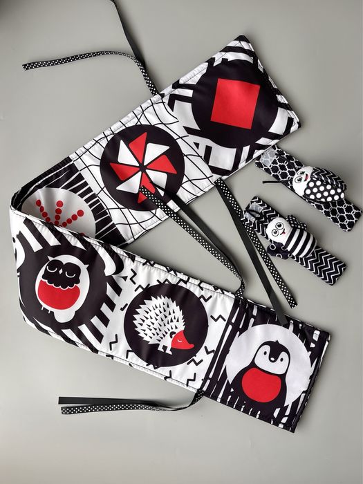 Контрастна книжка-плакат та чорно-білі браслети для новонародженого.