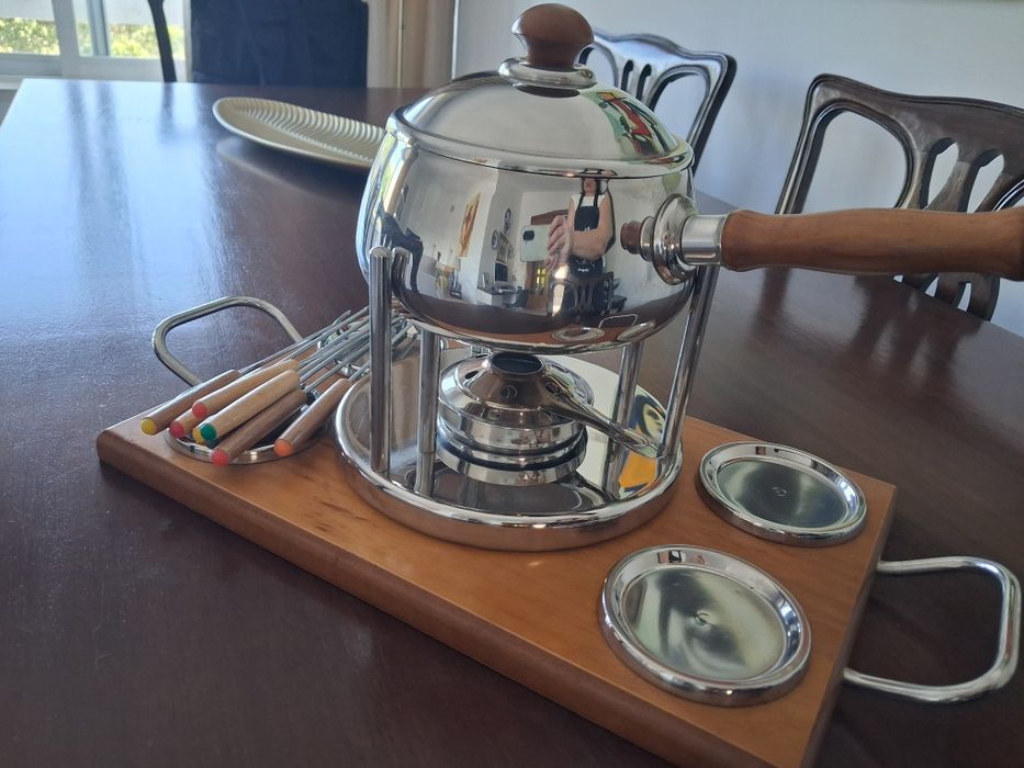 Conjunto de fondue composto por panela em inox com pega em madeira,