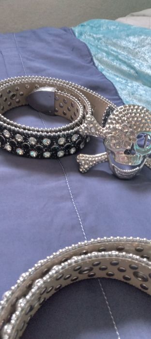 Cintos da moda varias cores novos em aço e brilhantes