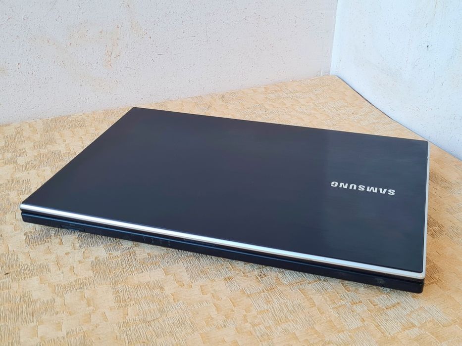Samsung NP305  i5-2450m/Nvidia gt 520mx/озу 8гб/HDD 320гб/батарея рабочая/ Ноутбук