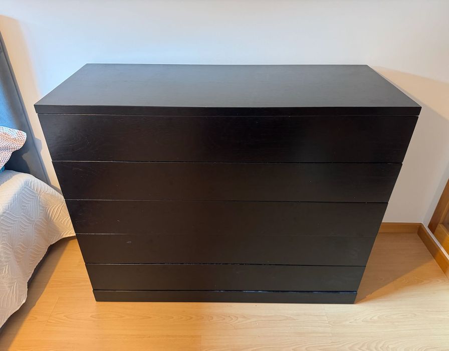 Cómoda Preta com 5 Gavetas – 125 × 50 × 100 cm