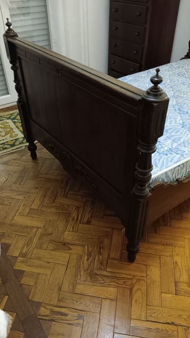 Cama de solteiro em madeira