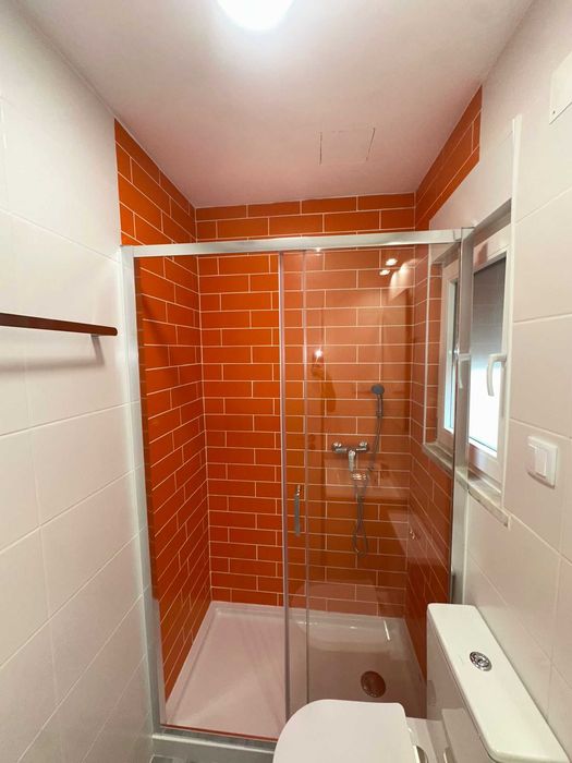 Quarto/Suite novo c roup, wc, lcd, frig, AC, registo na AT.