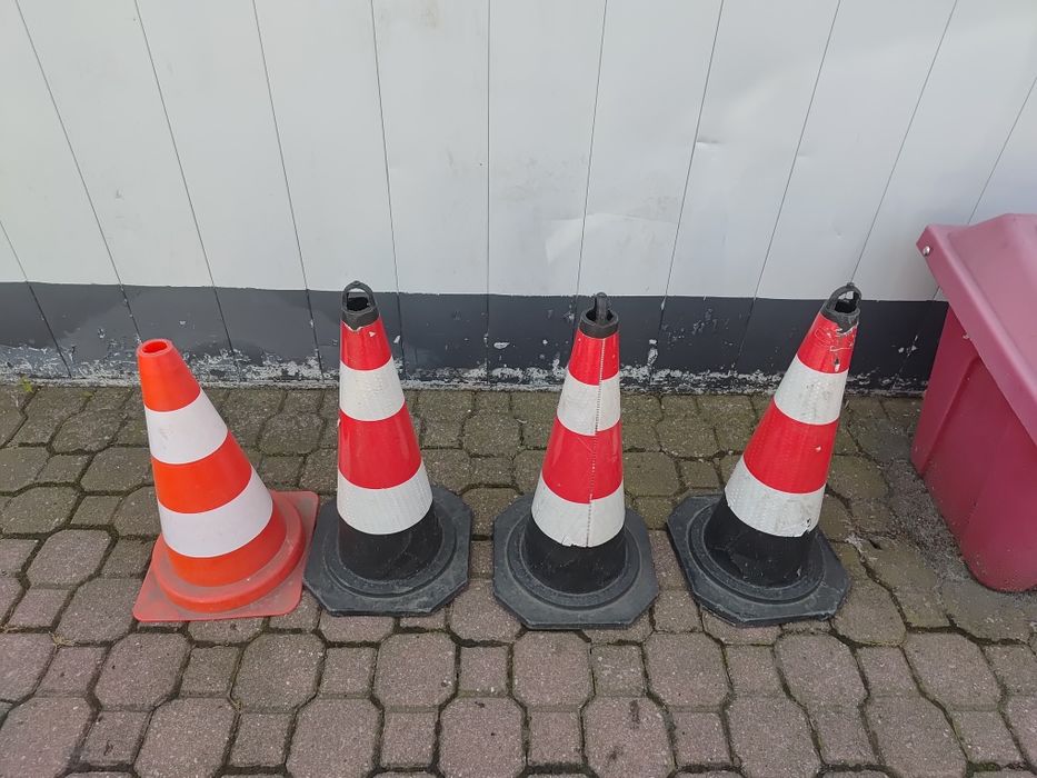 Pachołek drogowy ok. 55 cm.Zostaly  3 szt czarne