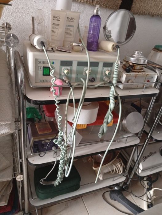 Marquesa de estética e massagem, equipamentos e acessórios de um gabinete de estética e massagem