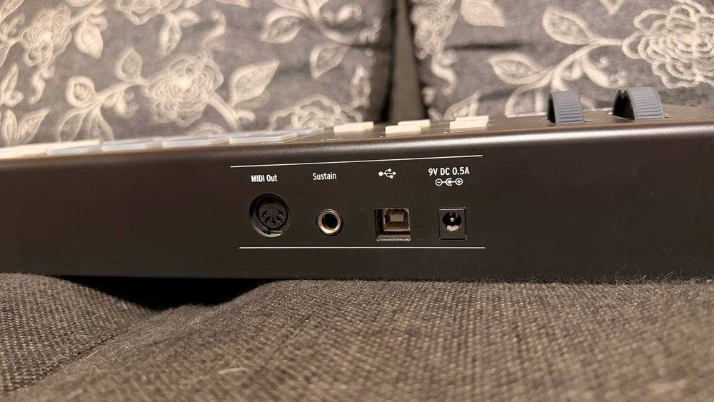 MIDI-клавіатура Arturia Keylab Essential 61 Black Edition