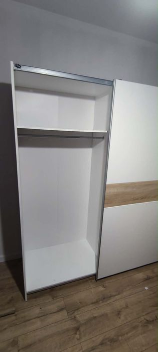 Szafa przesuwna biała drewno drążek na wieszaki półki