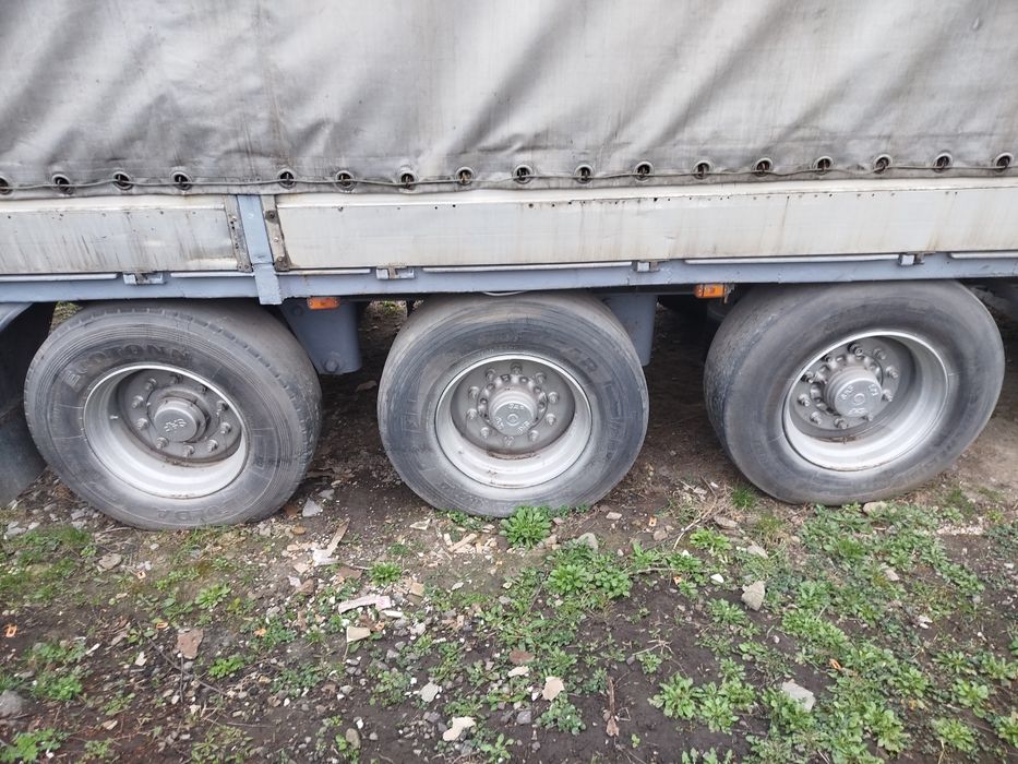 Напівпричіп бортовий тентований