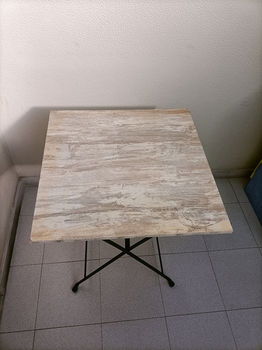 Mesa quadrada madeira