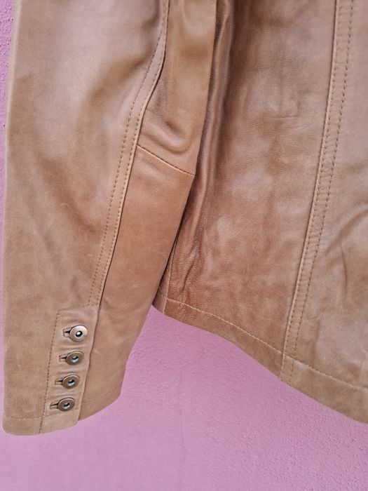 Caso estilo pele em castanho, tamanho L