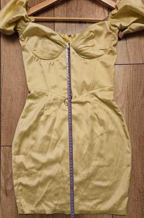 Żółta sukienka mini z gorsetem i bufiastymi rękawami oh polly