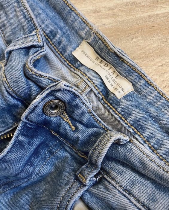 Jeansy rurki z przetarciami Varlesca Redial