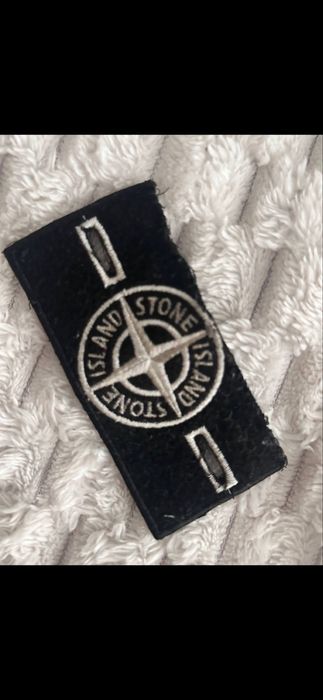 Продам патч Stone Island. Есть небольшие дефекты, но в целом состояние нормальное, всё видно на фото. Цена адекватная, возможен небольшой торг.