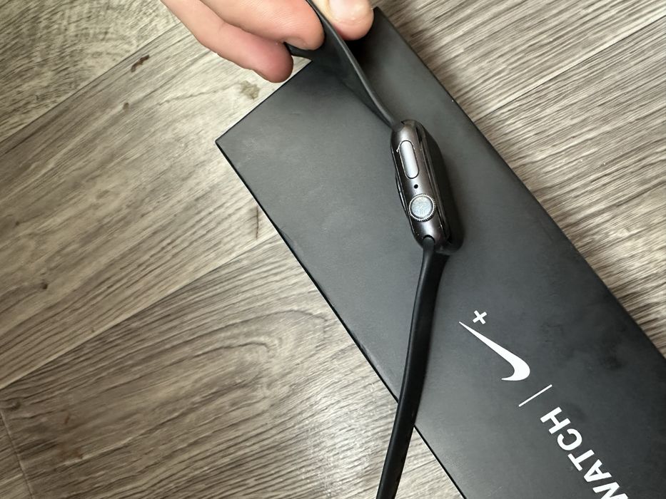 Продам Apple Watch series 4