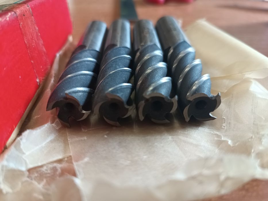 Frez frezy Palcowy  16x32 HSS ZPS 4 szt