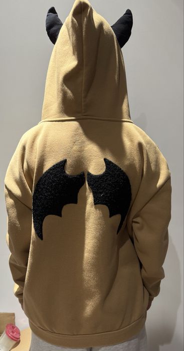Стильна худі з крилами — must-have для streetwear образів