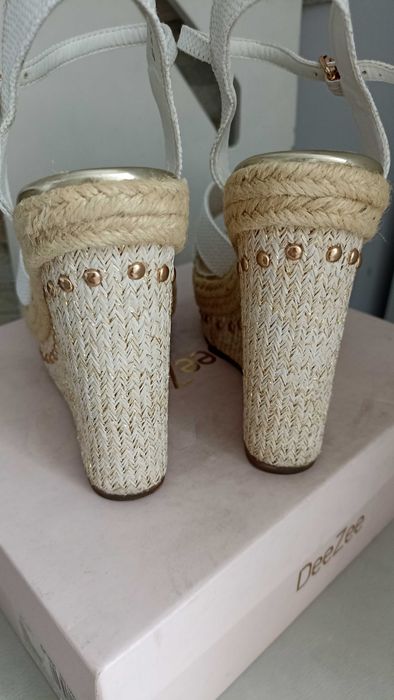 buty na koturnie