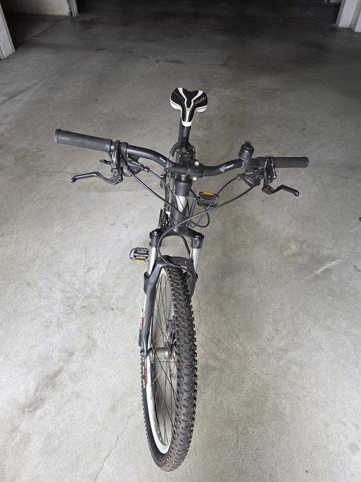 Bicicleta com travões de disco e a óleo