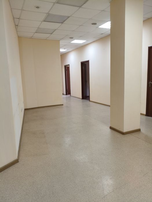 оренда  офісу у центрі міста уцокольному примішенні 14 кв.м з комунальними 7000 грн