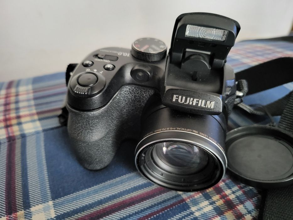 Máquina fotográfica FUJIFILM FINEPIX S1500+ bolsa de protecção Beje