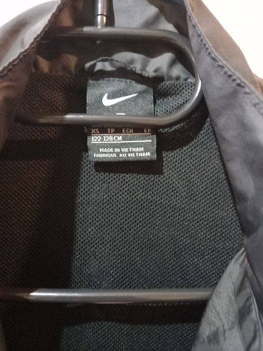 Cienka kurtka przeciwdeszczowa wiatrówka rozmiar 122 128 Nike