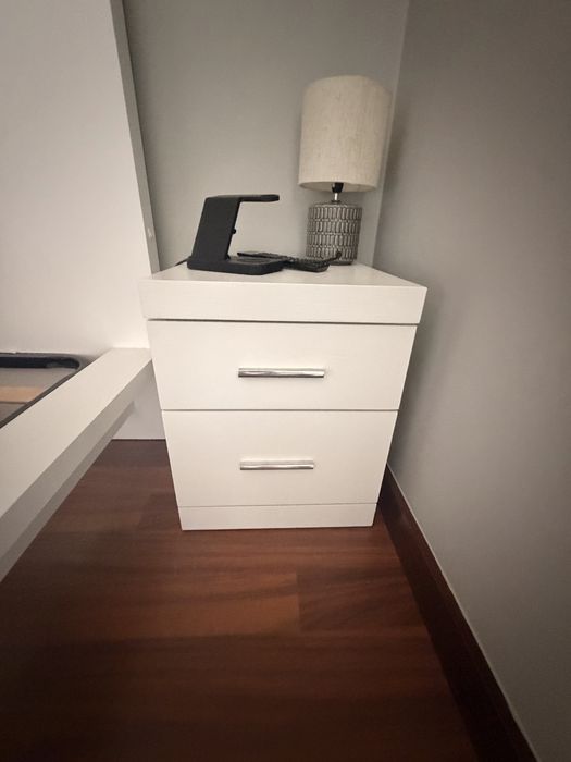 Cama completa e mesas de cabeceira