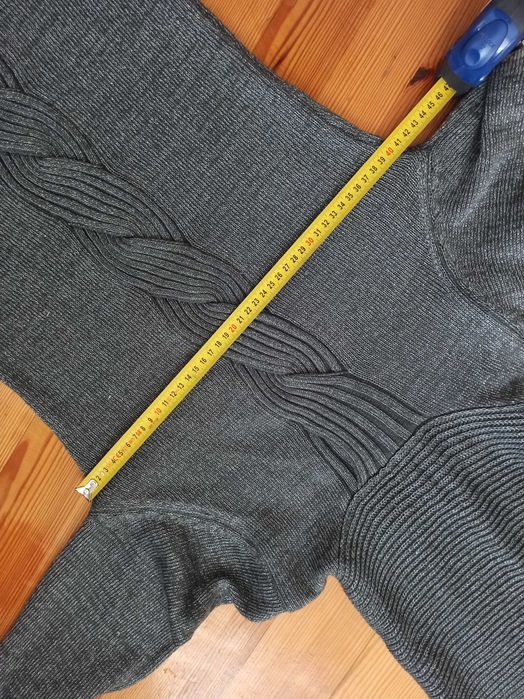 Sweter ze srebrną nitką M