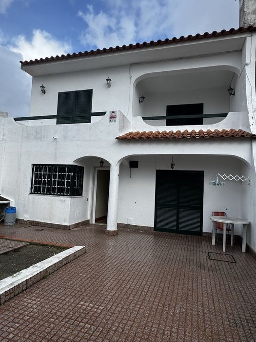 Arrenda se V5 com quintal