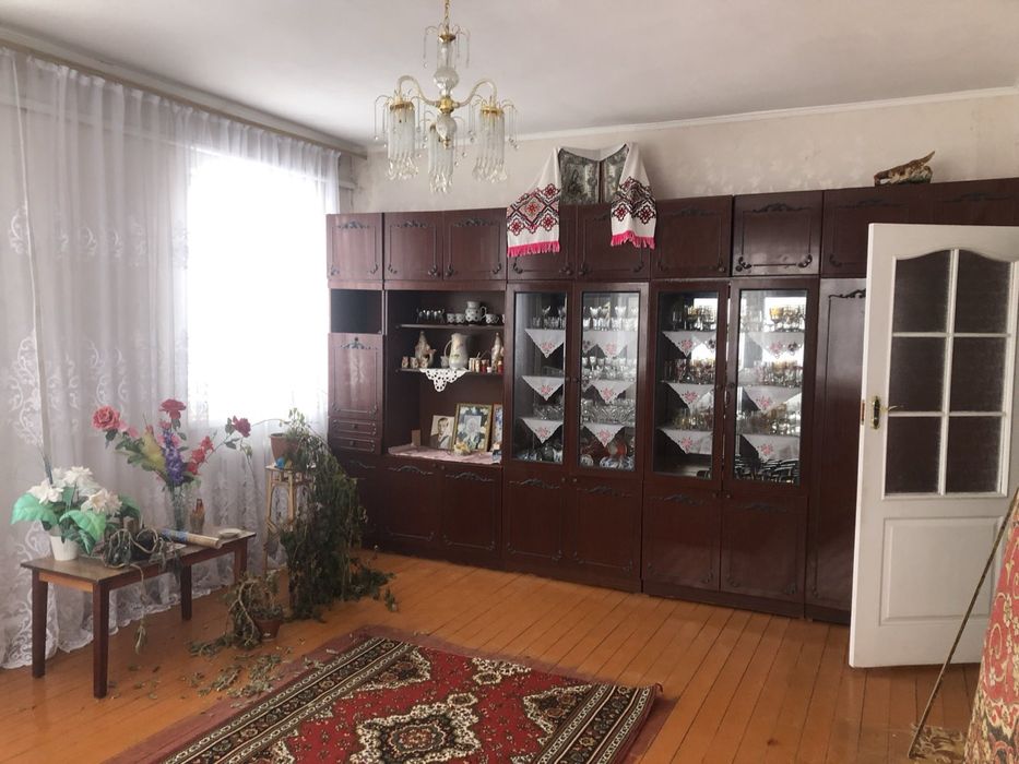 Просторий будинок смт Пулини