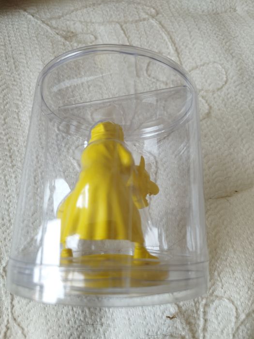 Estatueta monocromática amarela de Tintim representando Abdallah, a personagem traquina de As Aventuras de Tintim, criada por Hergé.