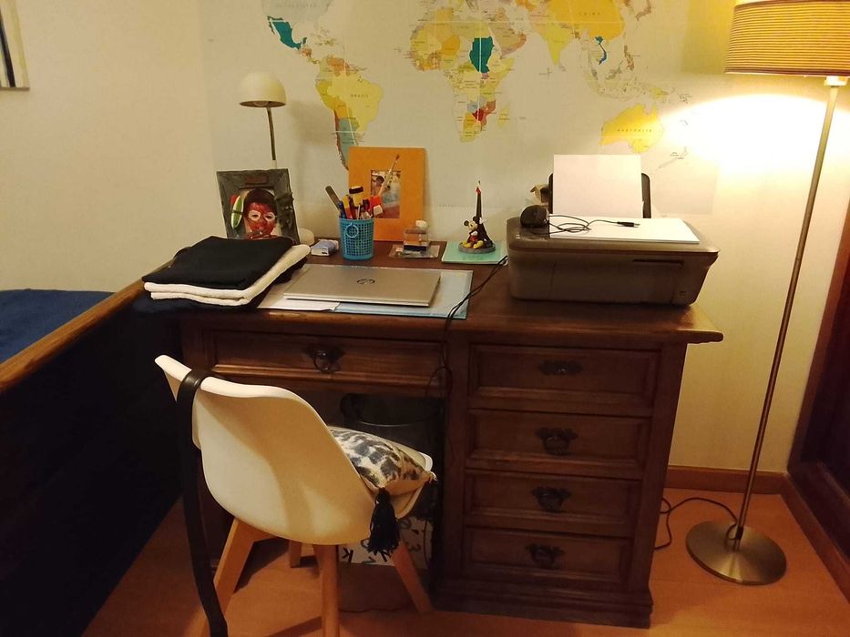 Cama, estante e secretária