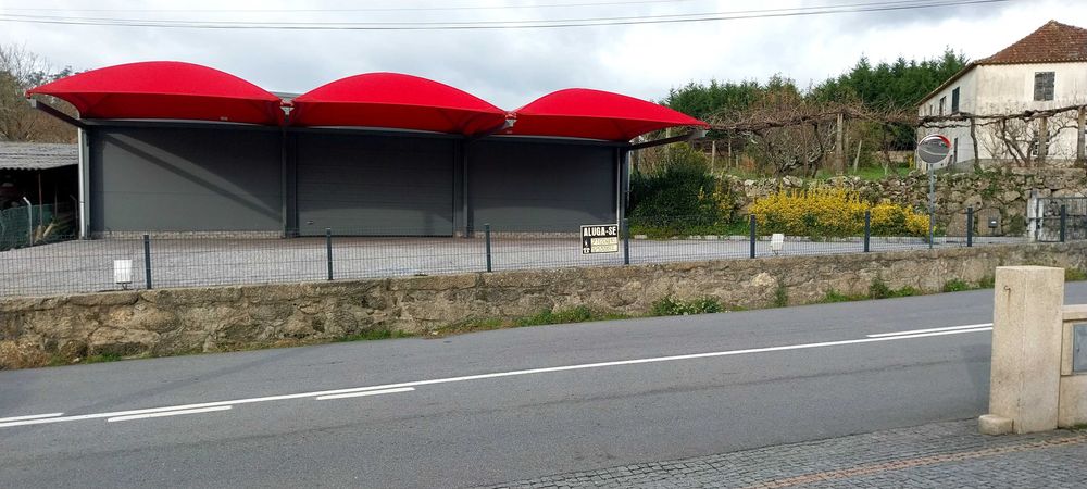 Alugo espaço com 112m2 de armazém e 200m2 de parque