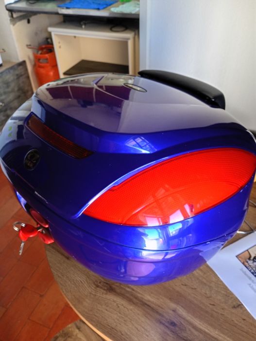 Baú para 2 capacetes.