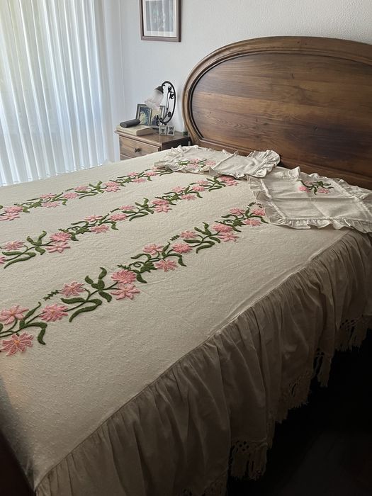 Colcha em linho, bodada em tons de rosa e verde, coma de casal ,
