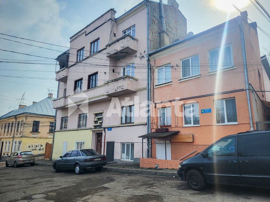 Багатоцільова комерція на Турецькій площі.