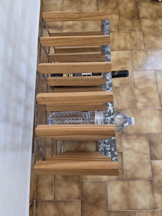 Garrafeira / Wine Rack (capacidade: 30 garrafas)