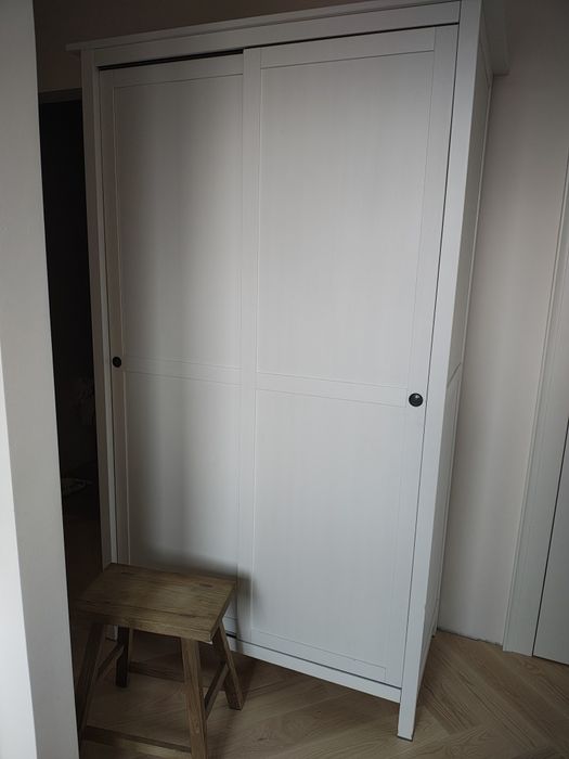 Drewniana szafa IKEA Hemnes